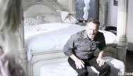 Папа трахает дочь своим огромным членом