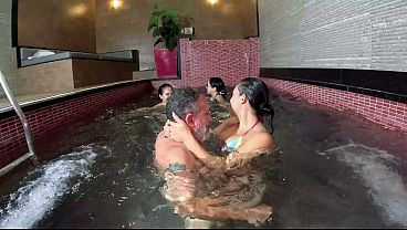 Жесткий трах в бассейне мотеля с двумя друзьями