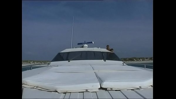 Бесстыжно трахнутая сучка ебется на чертовой лодке