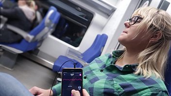 Шлюха в метро: управляй вибратором через телефон